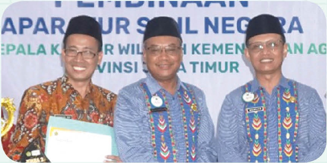 Kepala MAN 6 Jombang, Misbakhul Arif MPdI (tiga dari kiri), bersama Kepala Kantor Kemenag Jombang, Dr H Muhajir SPd MAg (lima dari kiri), usai menerima penghargaan kepala madrasah berprestasi.