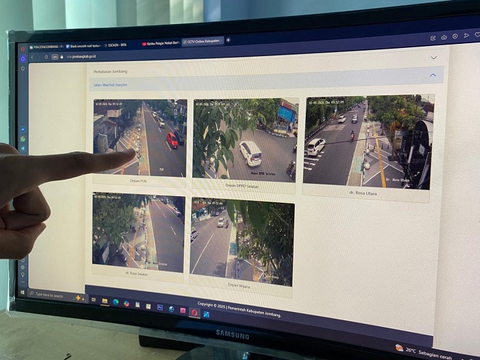 &nbsp;  TERTUTUP POHON: Kondisi tiga unit CCTV online milik Pemkab Jombang di Jalan KH Wahid Hasyim tertutup pohon, (8/2).  &nbsp;