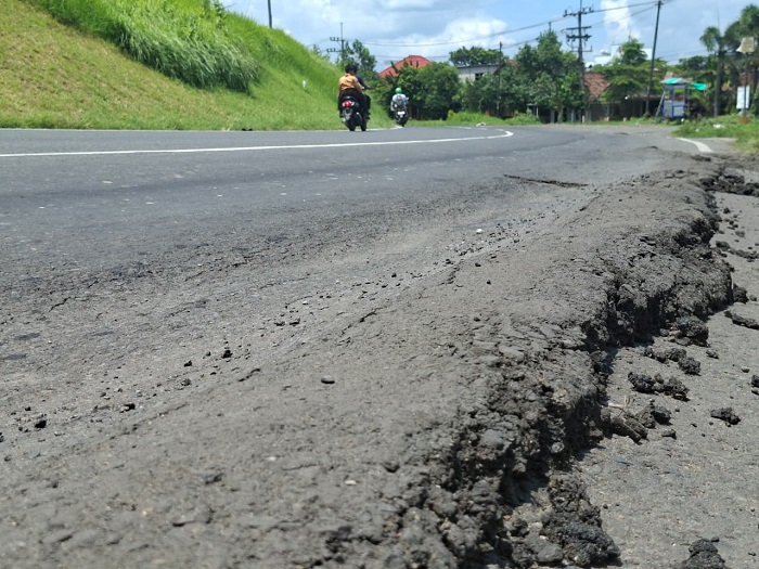 &nbsp;  BUTUH PENANGANAN: Kondisi aspal di Jalur Provinsi Ploso-Gedeg di Desa Jatigedong, Kecamatan Ploso yang rusak dan bergelombang, (7/2).  &nbsp;