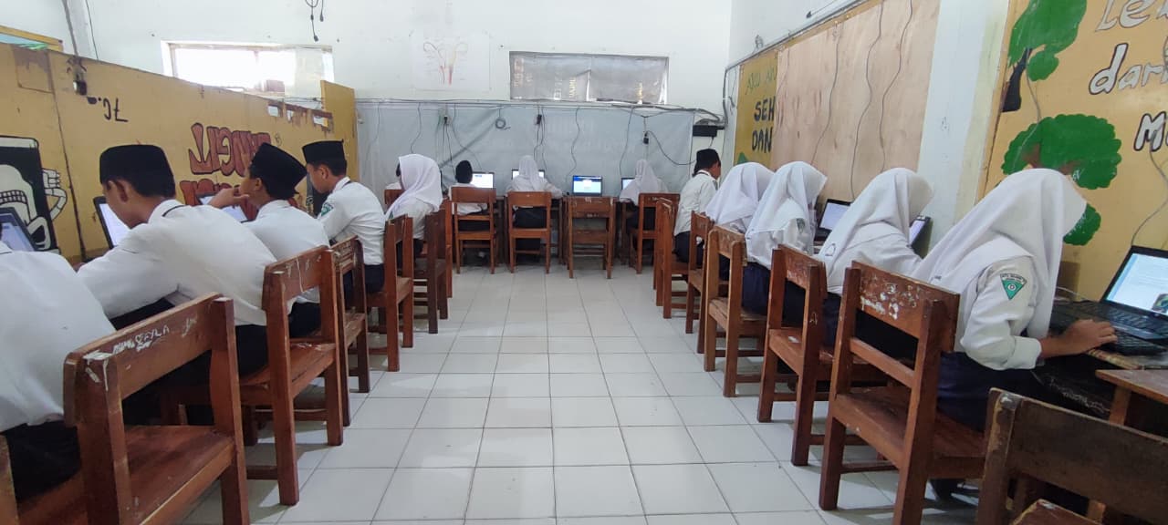 LANCAR: Siswa MTsN 14 Jombang mengikuti tryout Tes Kemampuan Akademik (TKA), Kamis (5/2).