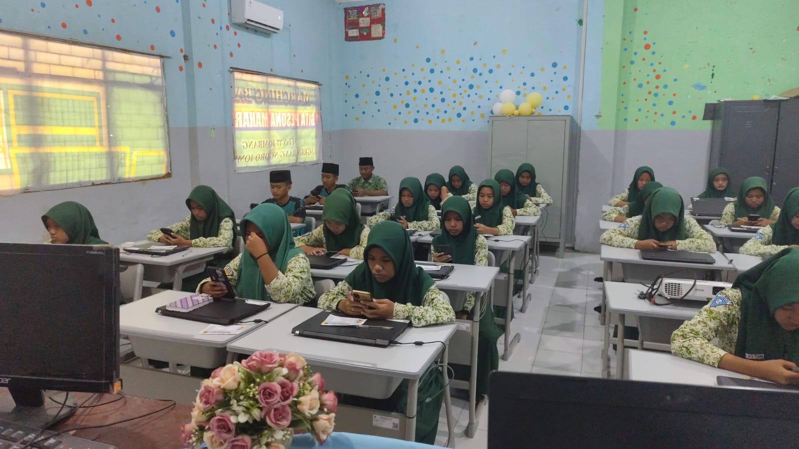 LANCAR: Siswa MTsN 17 Jombang melaksanakan tryout Tes Kemampuan Akademik (TKA), pada Kamis (5/2).  &nbsp;