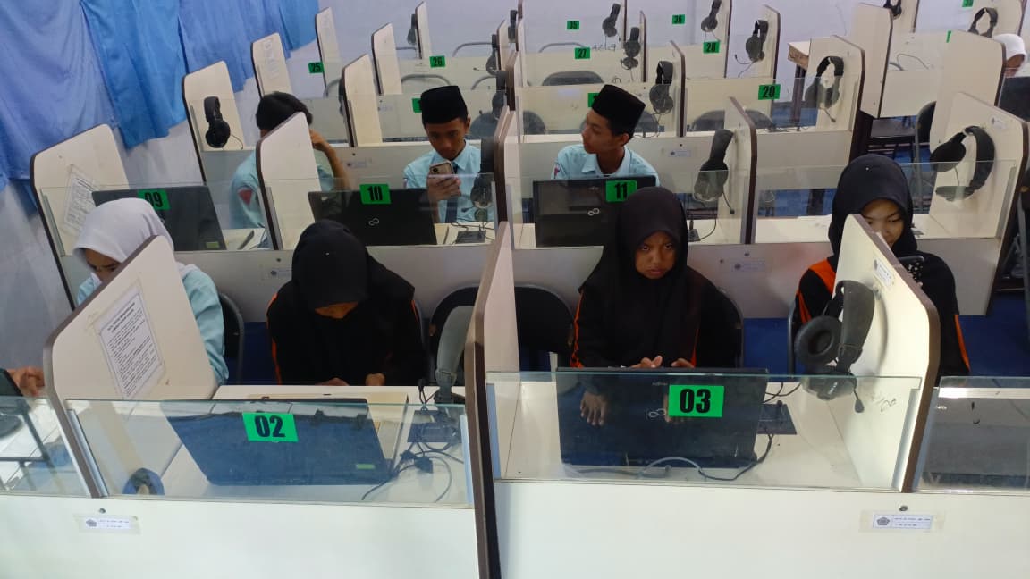 ANTUSIAS: Siswa kelas IX MTsN 7 Jombang mengikuti tryout TKA di laboratorium komputer.  &nbsp;  &nbsp;