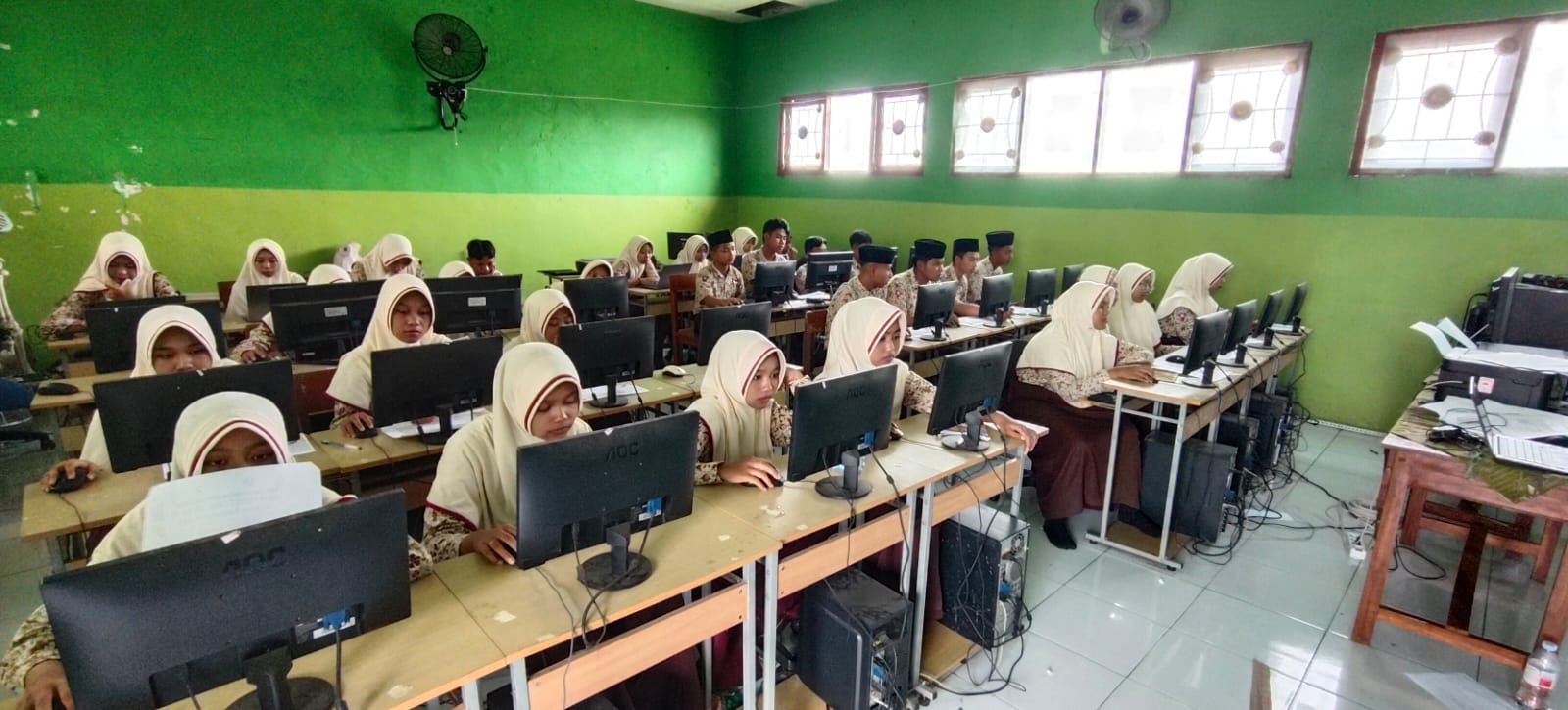 &nbsp;  SEMANGAT: Siswa MTsN 8 Jombang mengikuti tryout Tes Kemampuan Akademik (TKA) Kamis (5/2).  &nbsp;