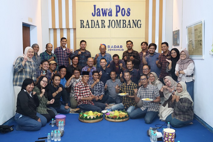 &nbsp;  &nbsp;  WUJUD SYUKUR: Direktur Jawa Pos Radar Jombang, M. Nur Kolis menyerahkan potongan tumpeng kepada M. Nasikhudin Pemimpin Redaksi kemarin (9/2).  &nbsp;