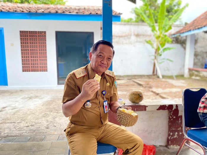 &nbsp;  APRESIASI: Sekdakab Jombang Agus Purnomo saat menikmati durian Wonosalam kemarin (9/2).  &nbsp;