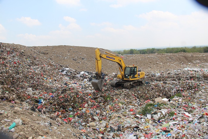 &nbsp;  MENGGUNUNG: Tumpukan sampah di new landfill TPA Gedangkeret Banjardowo.  &nbsp;