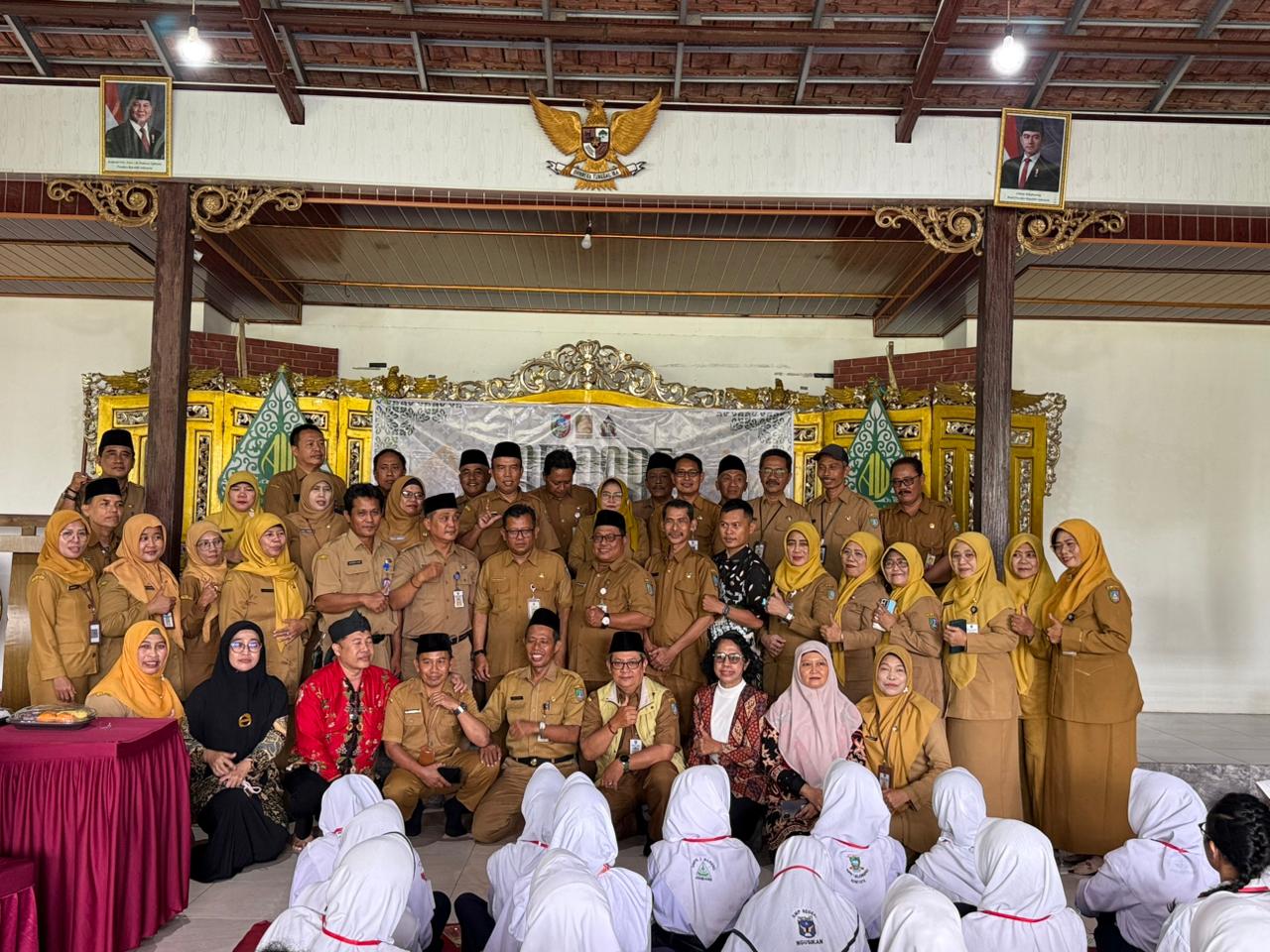 &nbsp;  &nbsp;  MERIAH: Pelaksanaan kegiatan MGMP Bahasa Jawa SMP/MTs Kabupaten Jombang dihadiri Eko Sisprihantono Kabid Pembinaan SMP dinas P dan K (tengah).  &nbsp;  &nbsp;