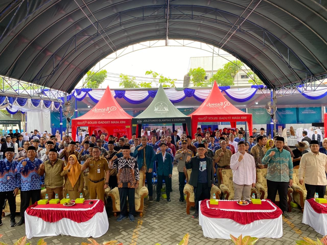 KOMPAK: Kepala SMK Budi Utomo, Parwata SPd, bersama tamu undangan.  &nbsp;