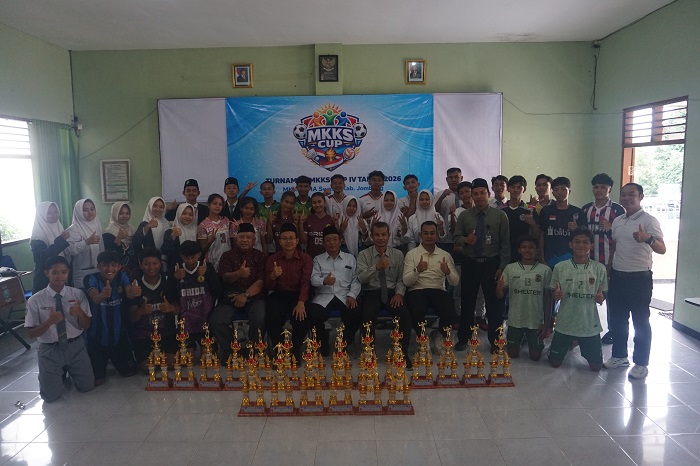 JUARA: Pengurus MKKS SMA Swasta Kabupaten Jombang bersama para juara MKKS Cup IV 2026 di Aula SMA PGRI 2 Jombang, Selasa (10/2) siang.  &nbsp;