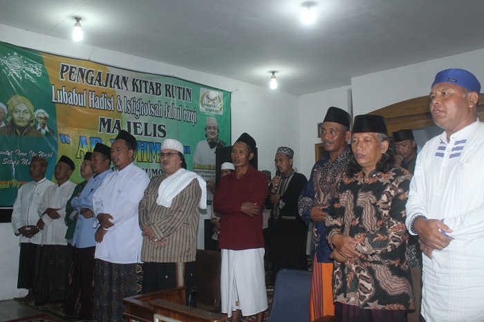 &nbsp;  KHUSYUK: KH Muhammad Najib Muhammad, KH Roihan Sugondo, Gus Abdul Manan dan pengurus Pengajian Arrohman Sumobito di PP Shofwanul Hikmah, Desa Badas, Sabtu (7/2).  &nbsp;