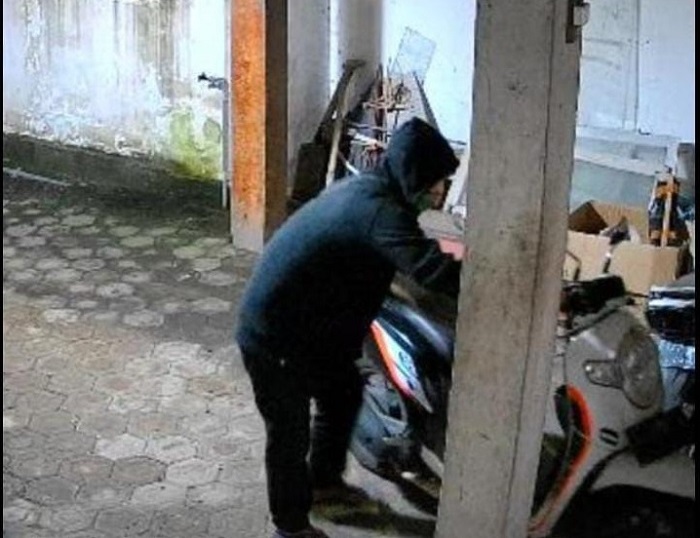 Aksi pencurian sepeda motor terjadi di Dusun Simowau, Desa Ketapangkuning, Kecamatan Ngusikan, Senin (9/2) dini hari.