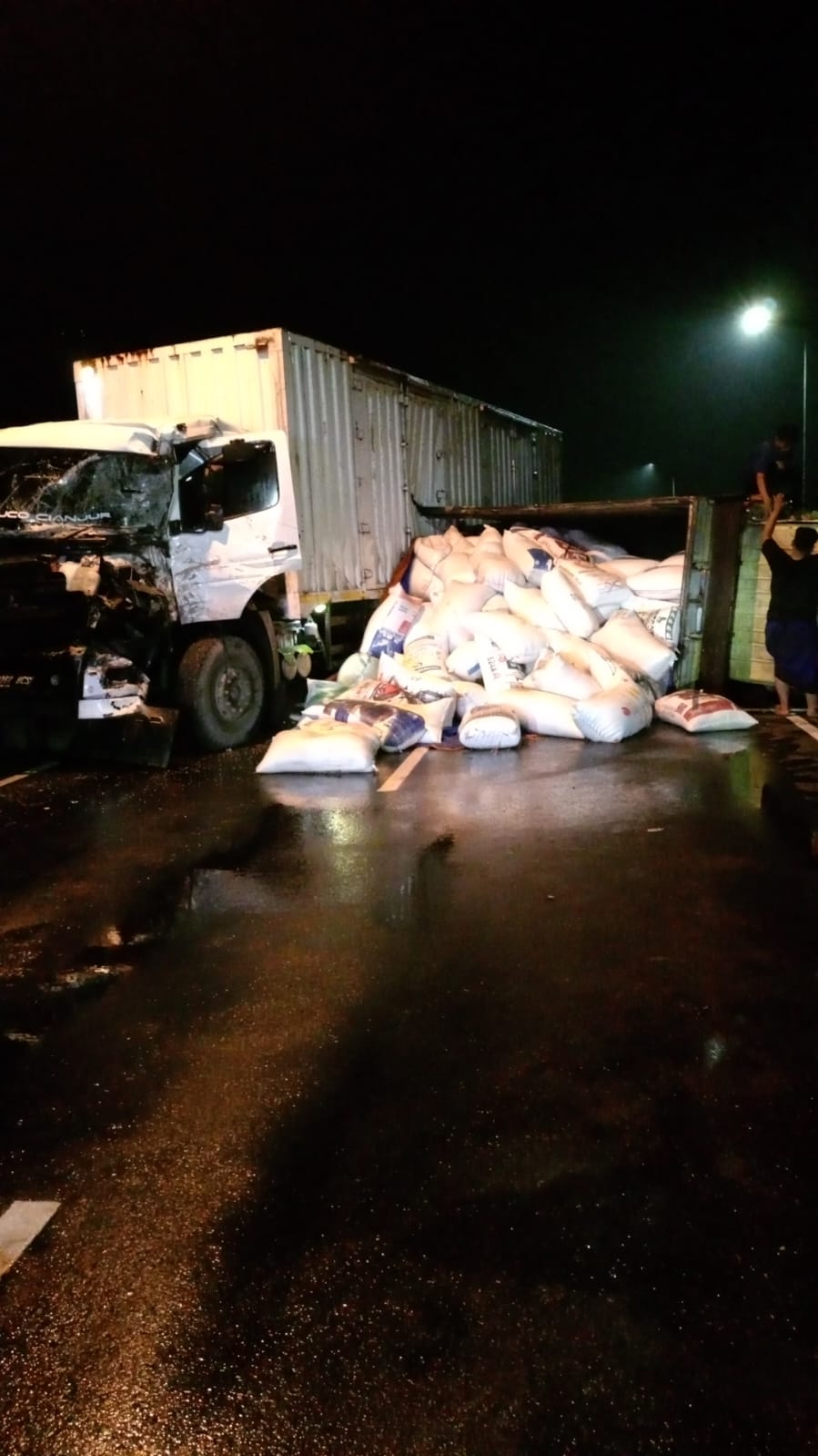 Kondisi dua truk yang menutup jalan provinsi di Kudu Jombang