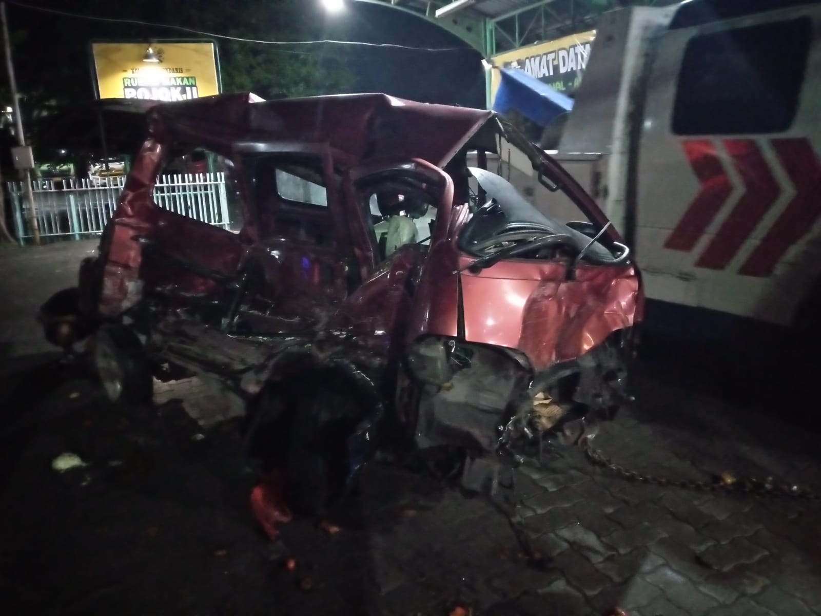 Kondisi mobil espass yang ringsek akibat ditabrak bus Sugeng Rahayu