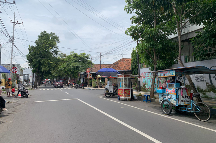 MENJAMUR: PKL di Jalan KH Ahmad Dahlan Selasa (10/2)