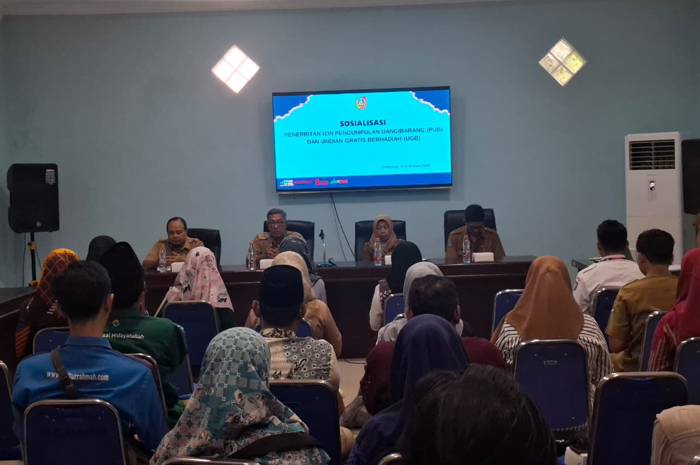 TEROBOSAN: Kepala Dinas Sosial Jombang, Agung Hariadi, saat membuka sosialisasi penerbitan izin Pengumpulan Uang dan/atau Barang (PUB) serta Undian Gratis Berhadiah d