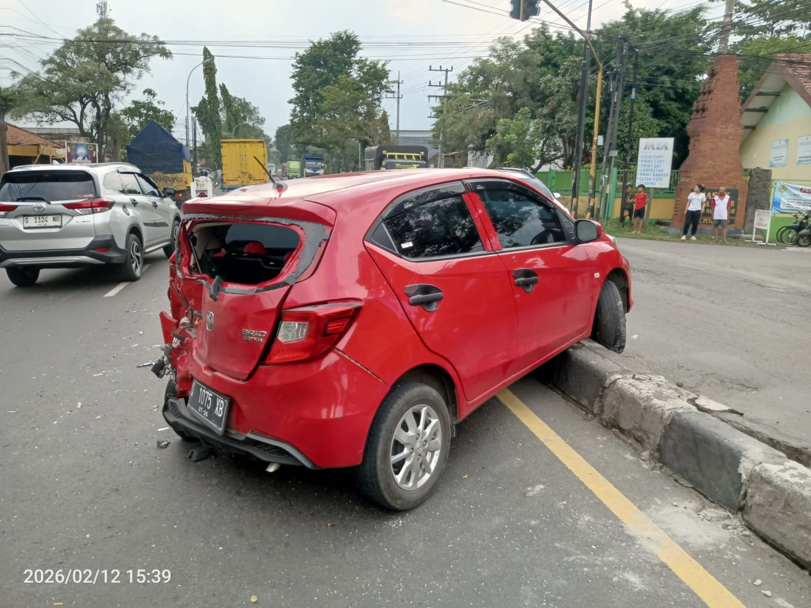 Kecelakaan beruntun melibatkan tiga kendaraan terjadi di Jalur Arteri Nasional Desa Mancar, Peterongan, Kabupaten Jombang, Kamis (12/2) sore.