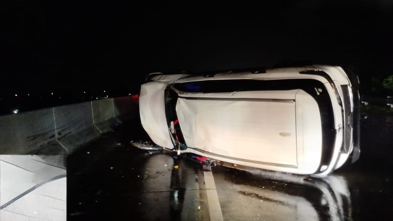 Kecelakaan lalu lintas tunggal terjadi di ruas Tol Jombang&ndash;Mojokerto KM 685+900 A, Kamis (12/2) petang.