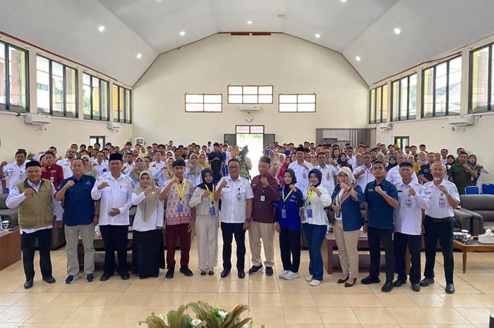 Kepala Cabang Dinas Pendidikan (Cabdindik) Wilayah Jombang, Dr Eko Redjo Sunariyanto, Ketua Panitia, Drs Khasanuddin MMPd bersama peserta.