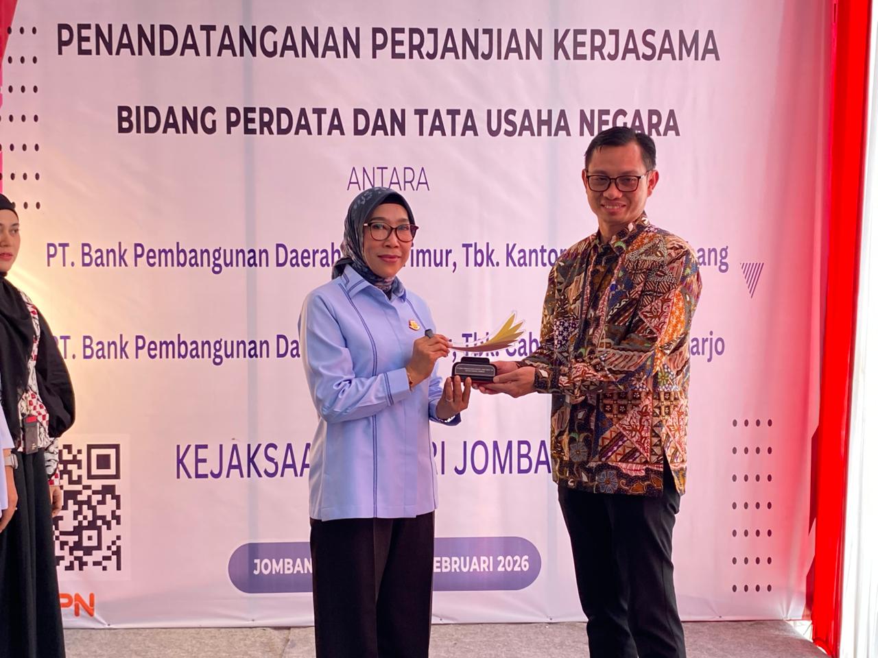 CENDERAMATA: Pemimpin Bank Jatim Cabang Jombang, Hanif Julhamsyah, menyerahkan kenang-kenangan kepada Kepala Kejari Jombang Dyah Ambarwati