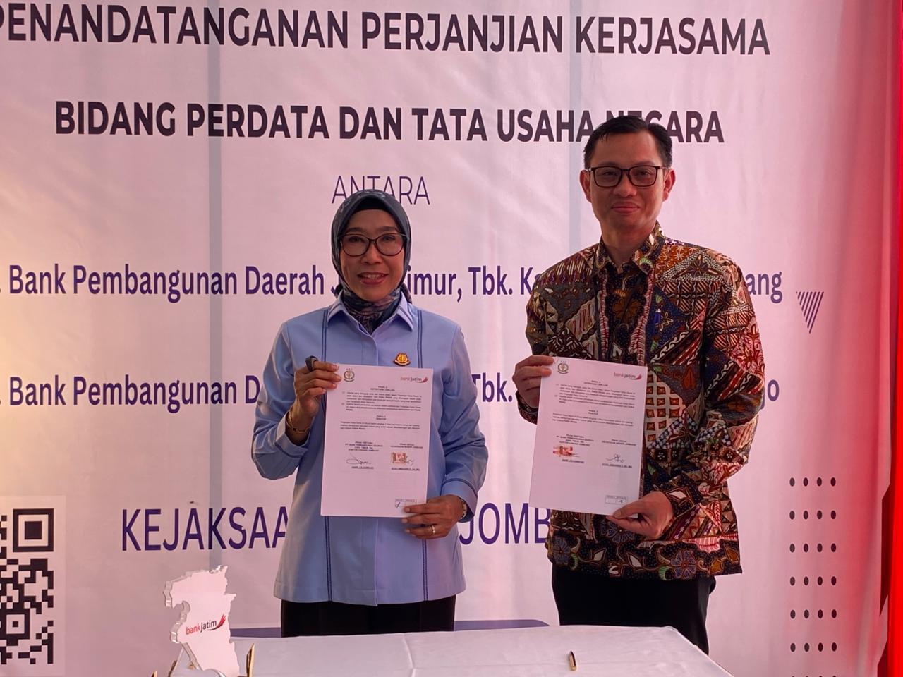 SINERGI: Pemimpin Bank Jatim Cabang Jombang, Hanif Julhamsyah, bersama Kepala Kejari Jombang, Dyah Ambarwati, menandatangani PKS bidang Perdata dan Tata U