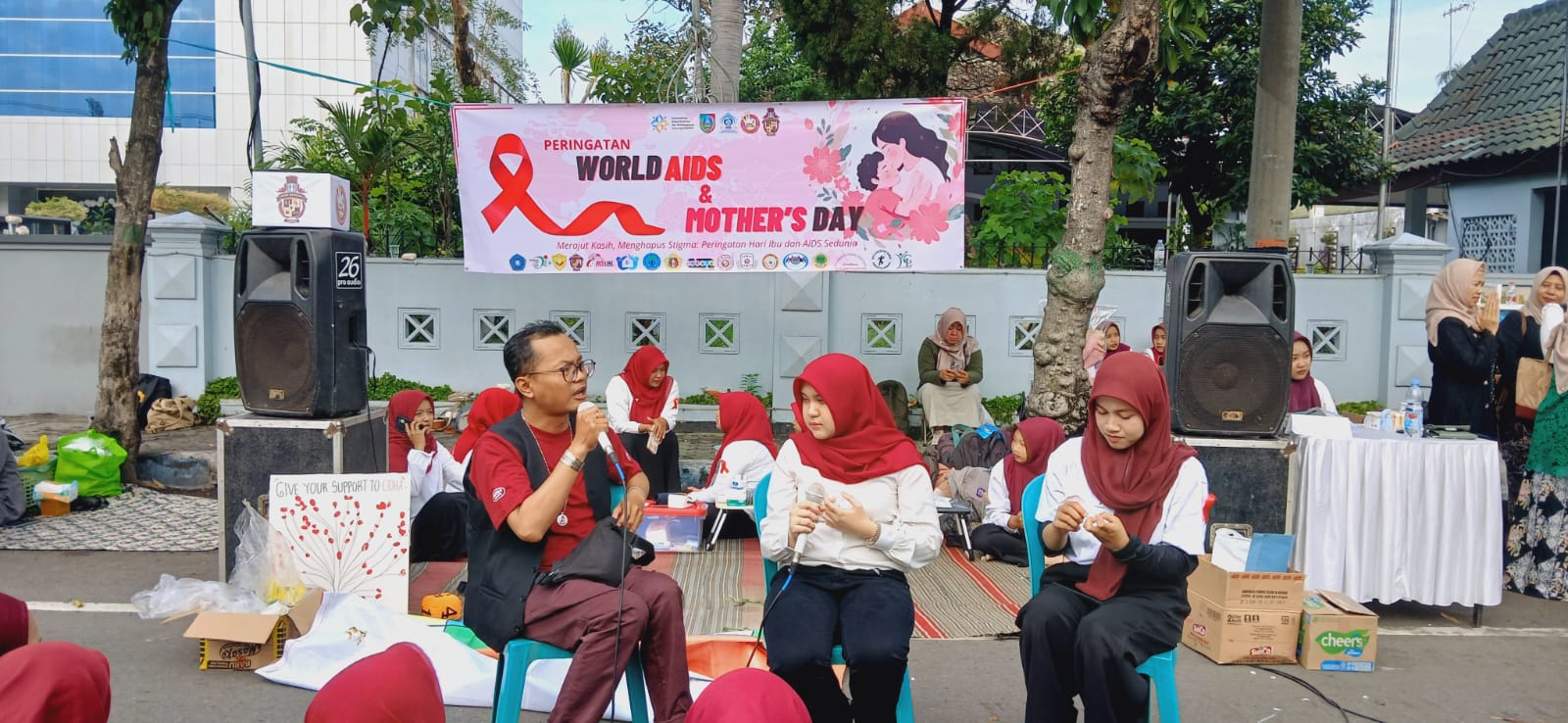 &nbsp;  PENCEGAHAN: Koordinator Kelompok Dukungan Sebaya (KDS) Jombang Care Center (JCC) Plus, Fuad Abdillah saat melakukan sosialisasi ke sekolah dan masyar