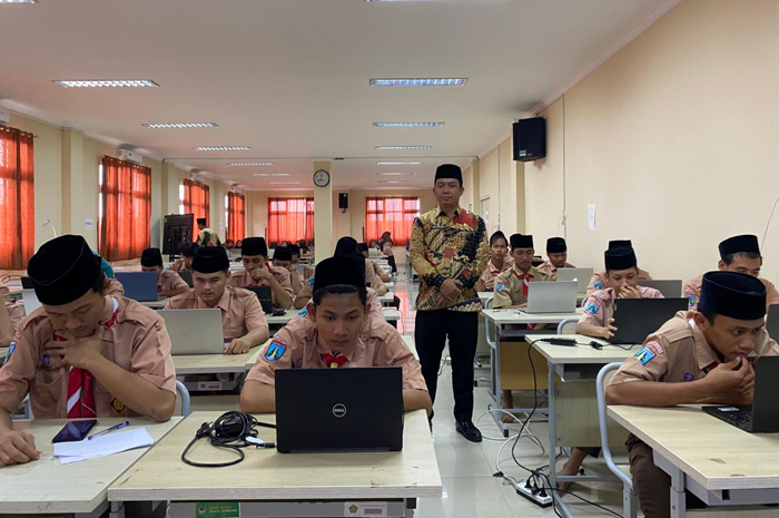   SEMANGAT: Tryout TKA di MAN 4 Jombang berlangsung lancar kemarin (11/2).  &nbsp;