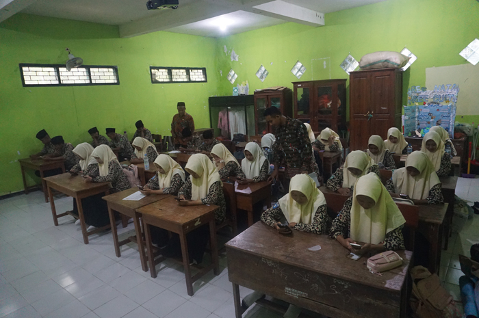 FOKUS: Waka Kurikulum MAN 5 Jombang, Syamsul Mustofa, bersama pengawas mendampingi para siswa melaksanakan tryout TKA, Rabu (11/2).