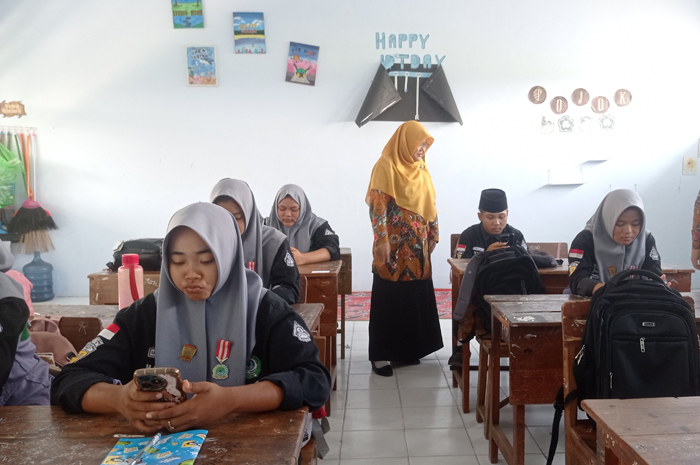 SERIUS: Siswa kelas 11 MAN 10 Jombang di Desa Banjarsari, Kecamatan Bandarkedungmulyo mengikuti tryout TKA, Rabu (11/2).  &nbsp;