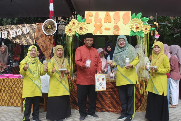 Jajaran Wakil kepala mengunjungi stand bazar siswa