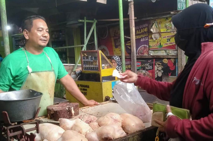 Pedagang daging pasar Ngoro saat melayani pembeli