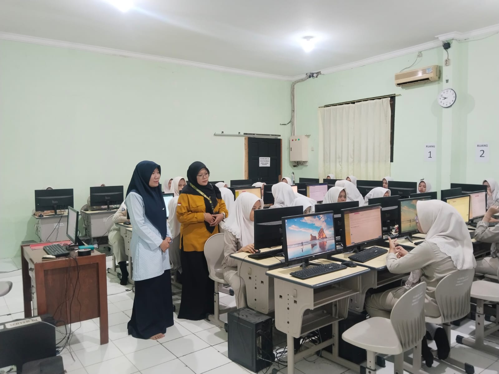 SERIUS: Siswa MAN 2 Jombang mengikuti tryout TKA tanpa kendala, Rabu (11/2).