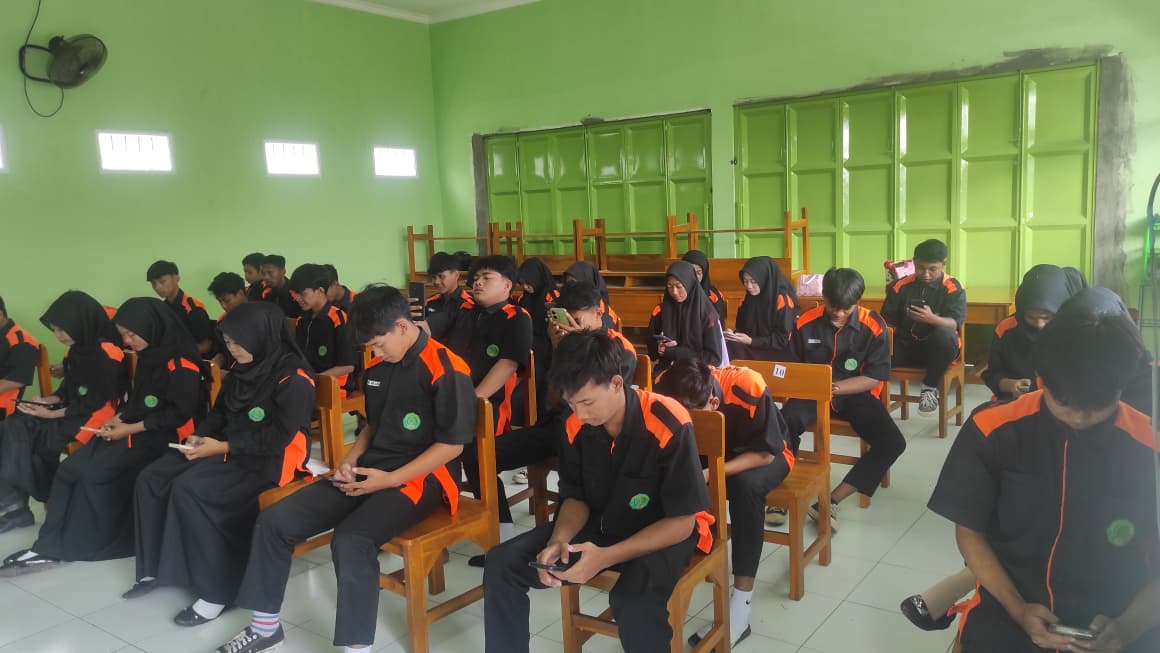 CERDAS: Siswa MAN 8 Jombang mengasah kemampuan dengan mengikuti tryout TKA, Rabu (11/2).  &nbsp;