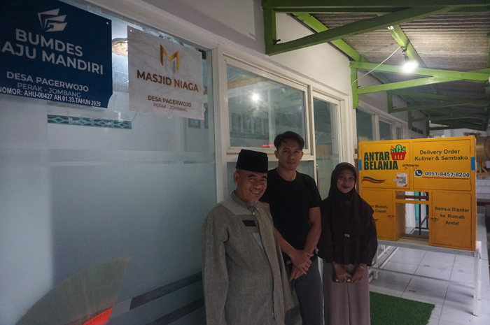 SINERGI BERSAMA: Kepala Desa Pagerwojo Imam Wahyudi (kiri) bersama Direktur BUMDes Maju Mandiri Bani Ahmad dan Sekretaris BUMDes Dill
