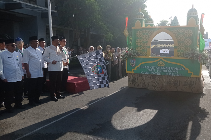 SEMANGAT: Sekdakab Jombang Agus Purnomo memberangkatkan arak-arakan tumpeng berisi apem di Kantor Pemkab Jombang, Kamis (12/2).