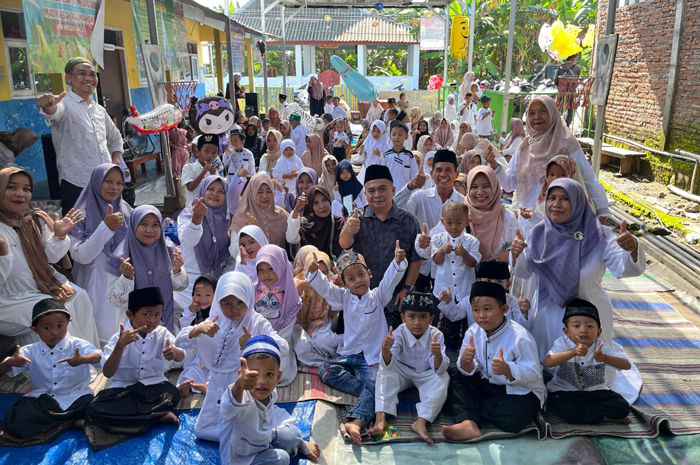 TELADAN: Wakil Ketua DPRD Jombang, HM Syarif Hidayatullah ST MMT (Gus Sentot) dan pendongeng Kak Zaki saat Safari Cerita Islami di KB Sayang Bunda dan RA Al-Kholidiyah II Alang-Alang Caruban,&nbsp;Jogoroto