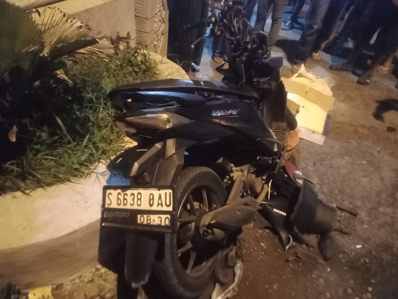 Kecelakaan beruntun melibatkan sepeda motor dan dua mobil terjadi di Jalur Arteri Nasional Desa/Kecamatan Perak, Kabupaten Jombang, Jumat (13/2) petang.