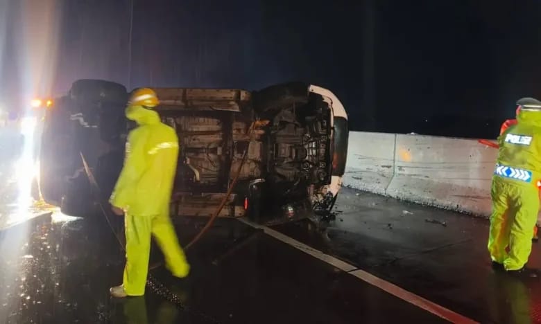 Sebuah Toyota Fortuner yang berisi anggota DPRD dari Kabupaten Karanganyar, Jawa Tengah terguling setelah diduga mengalami selip ban saat melaju di tengah hujan.