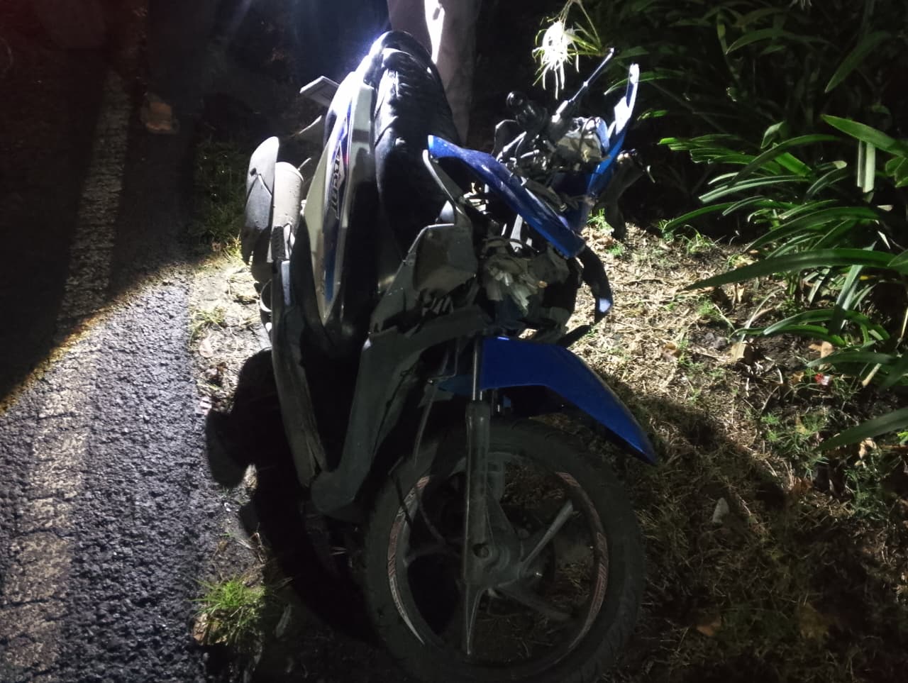 Kecelakaan lalu lintas melibatkan sepeda motor dan truk gandeng terjadi di Jalur Arteri Nasional Desa Tunggorono, Kecamatan Jombang, Kabupaten Jombang, Jumat (13/2) malam.