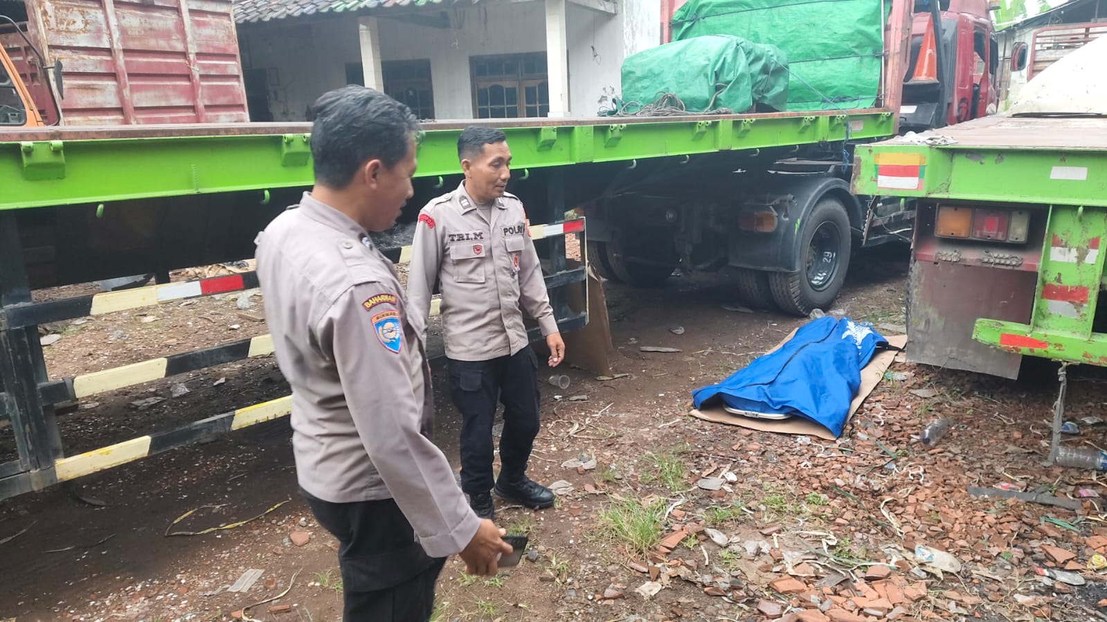 Kejadian tragis menimpa sopir truk di sebiah garasi truk di Desa Mancar, Kecamatan Peterongan Jombang Sabtu (14/2) siang. Seorang sopir truk tewas terjepit saat hendak mengeluarkan kendaraannnya.