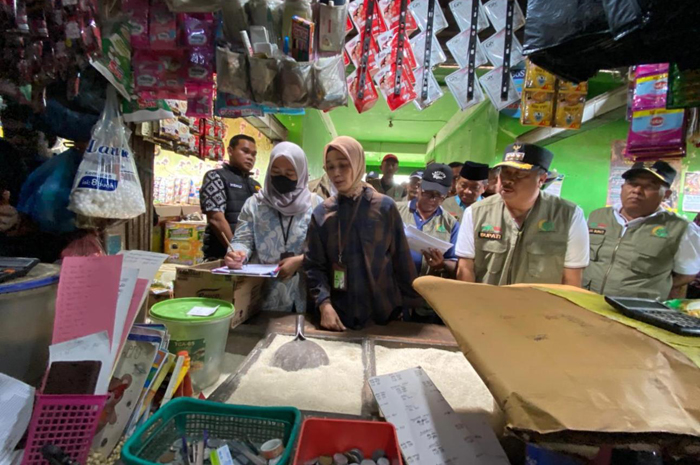 &nbsp;  CEK HARGA: Bupati Jombang Warsubi didampingi Satgas pangan dan jajaran Bapanas melakukan pengecekan harga bahan pokok di Pasar Pon Jombang, (13/2).