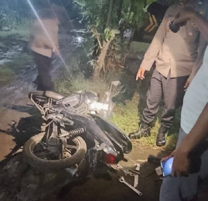 BARANG BUKTI: Motor yang ditinggalkan pencuri di Desa Segodorejo, Kecamatan Sumobito, Kamis (12/2) dini hari