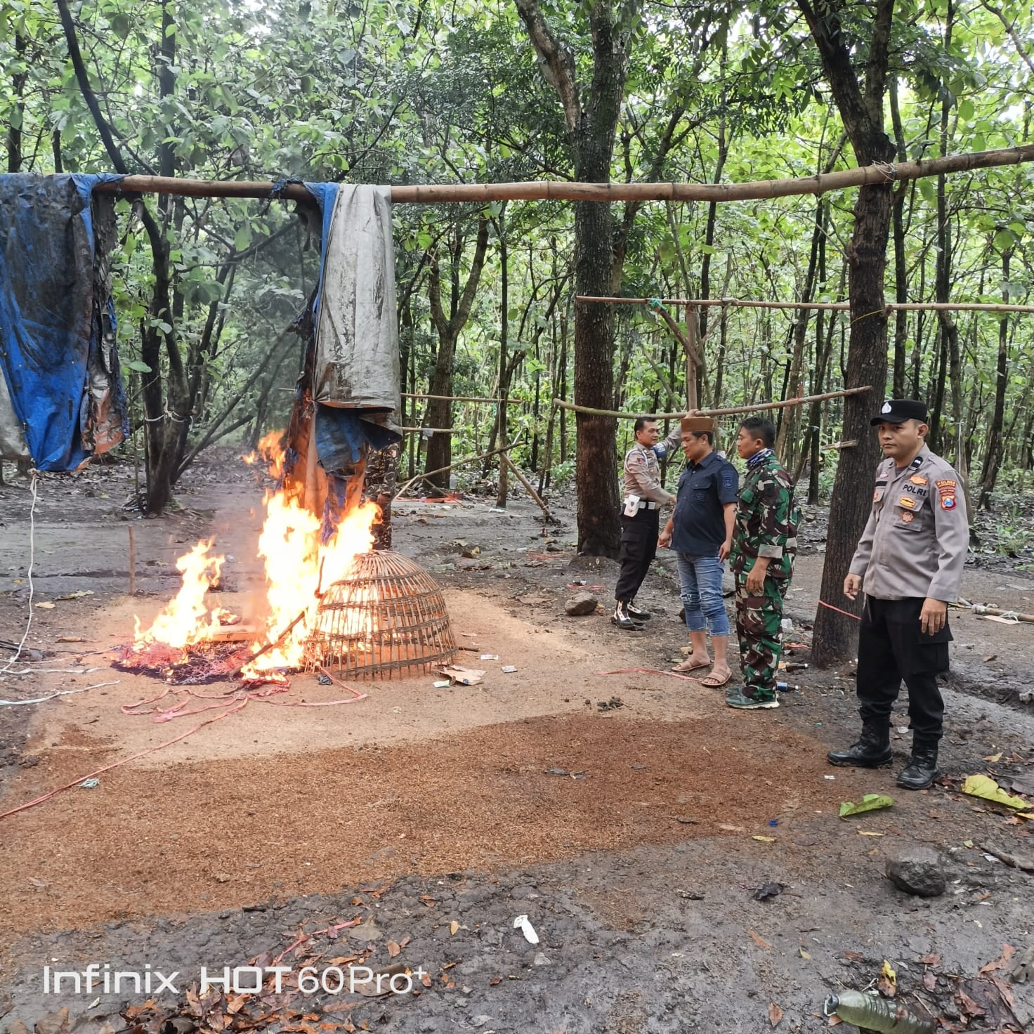 Petugas gabungan dari Polsek Jombang, Koramil Jombang dan Banser menggerebek arena judi sabung ayam di dalam hutan Dusun Sendangrejo, Desa Banjardowo, Kecamatan Jombang, Jumat (13/2) sore