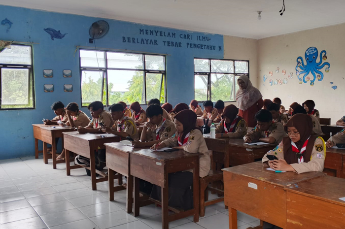 KONSENTRASI: 216 siswa MAN 6 Jombang mengikuti tryout TKA menggunakan gawai, kemarin.