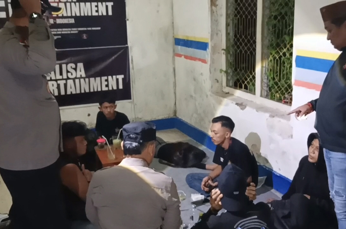 Petugas kepolisian dari Polsek Jombang saat merazia sejumlah remaja yang pesta miras