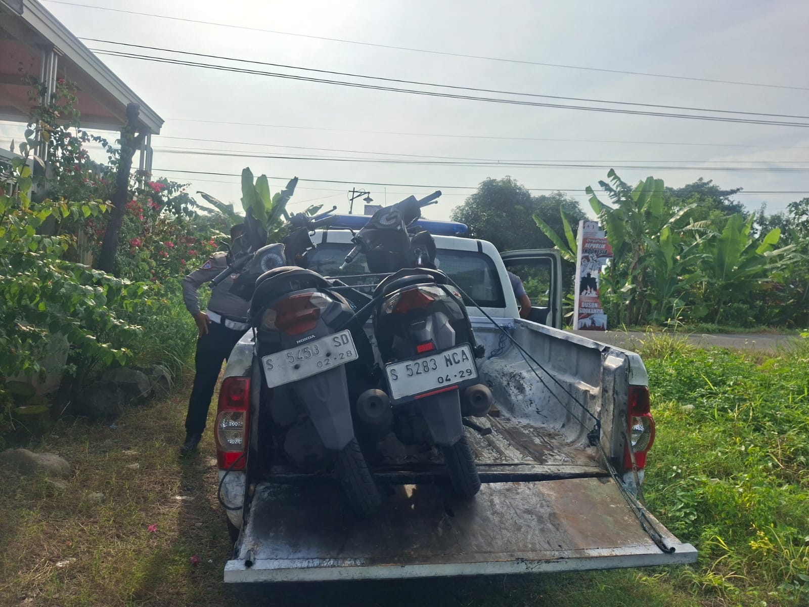 Kedua motor korban saat dievakuasi petugas dari lokasi kejadian