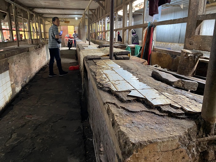   &nbsp;  BUTUH PERBAIKAN: Kondisi kios pedagang daging di Pasar Pon Jombang memprihatinkan  &nbsp;