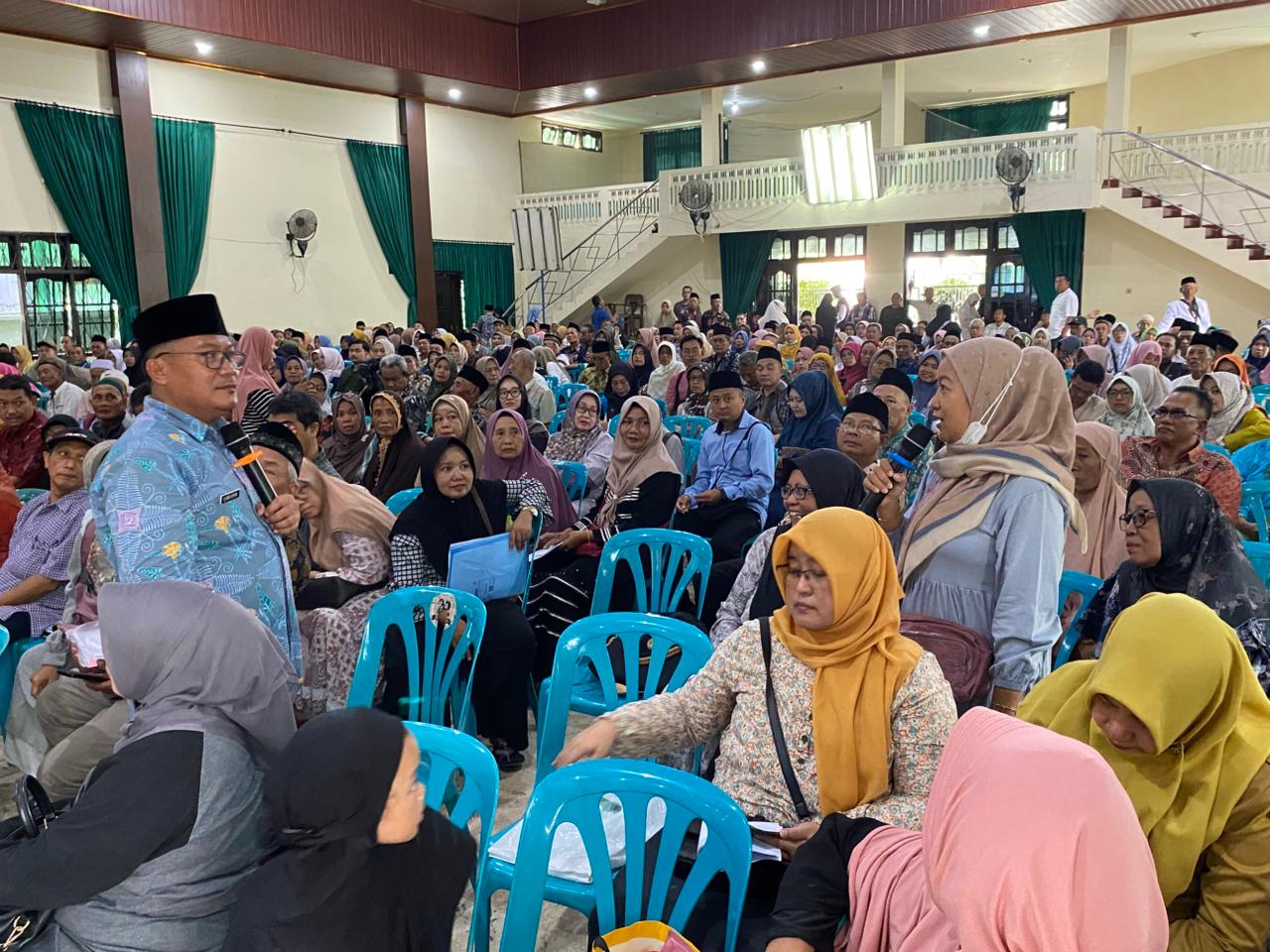   &nbsp;  BERI ARAHAN: Kepala Kantor Kementerian Haji dan Umrah Kabupaten Jombang, Ilham Rohim memberi arahan kepada CJH di Aula Kantor Kemenag Jombang.  &nbsp;