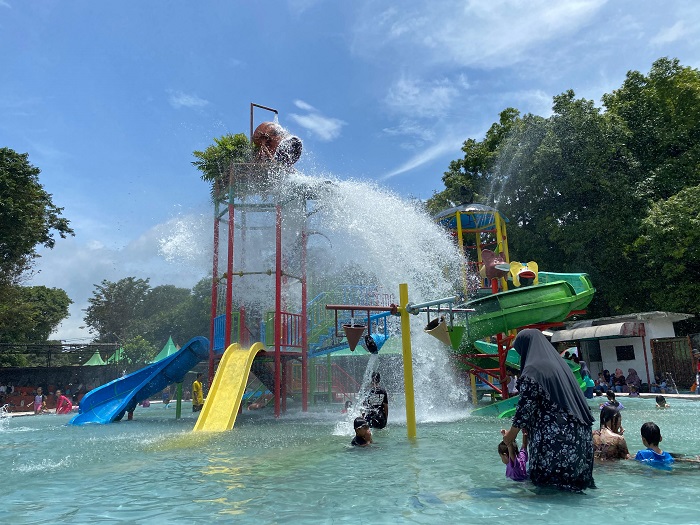 &nbsp;  UJI COBA: Warga menikmati wahana Waterboom Tirta Wisata kemarin (16/2).  &nbsp;