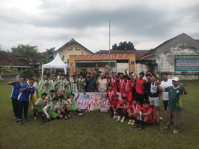 PERDANA: Ketua umum KSMI Jombang, KH Achmad Amin Yahya (Gus Amin), bersama para juara, Sabtu (14/2).