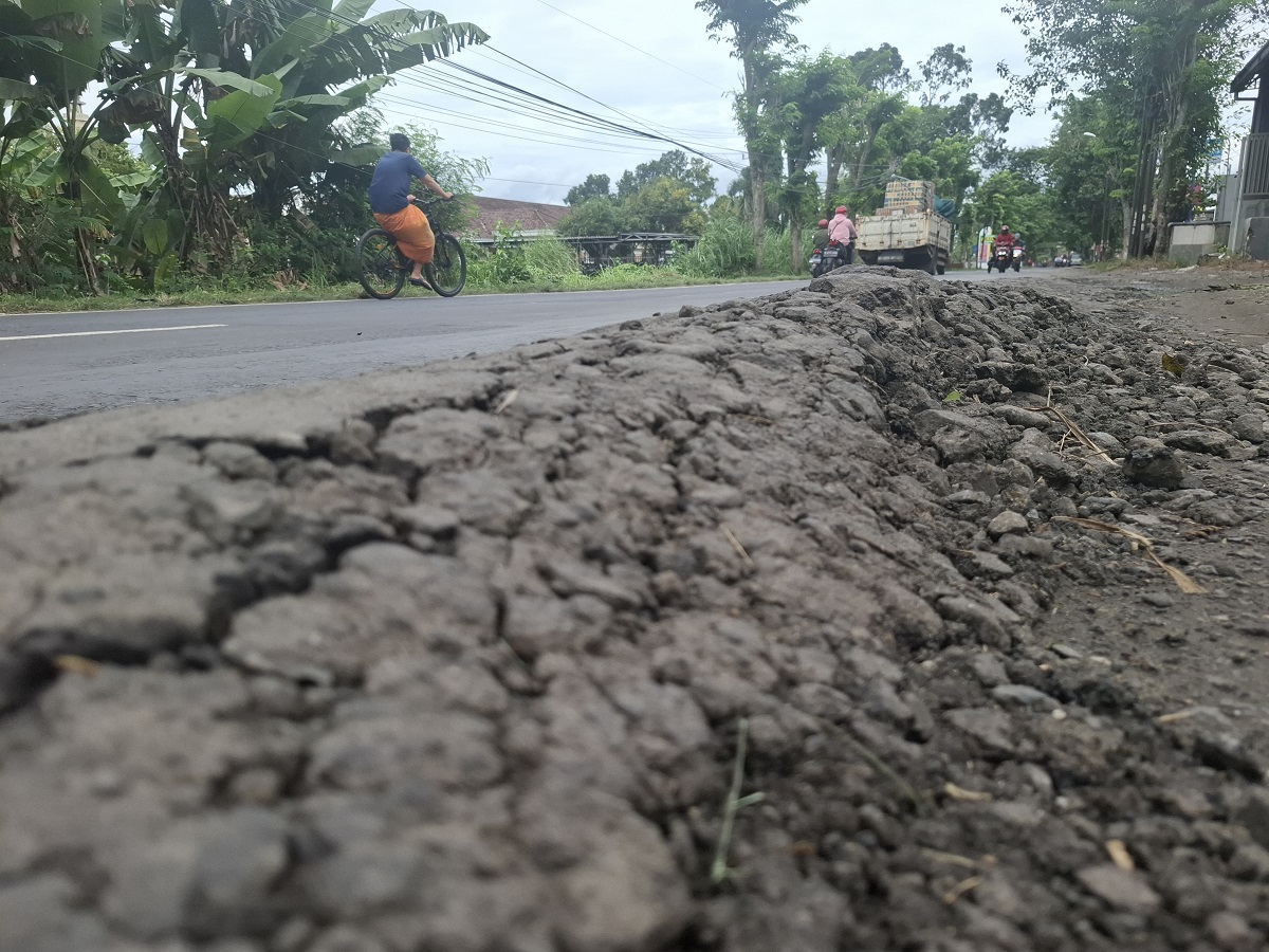 Kondisi jalur provinsi di Desa/Kecamatan Tembelang yang bergelombang dan membahayakan pengendara